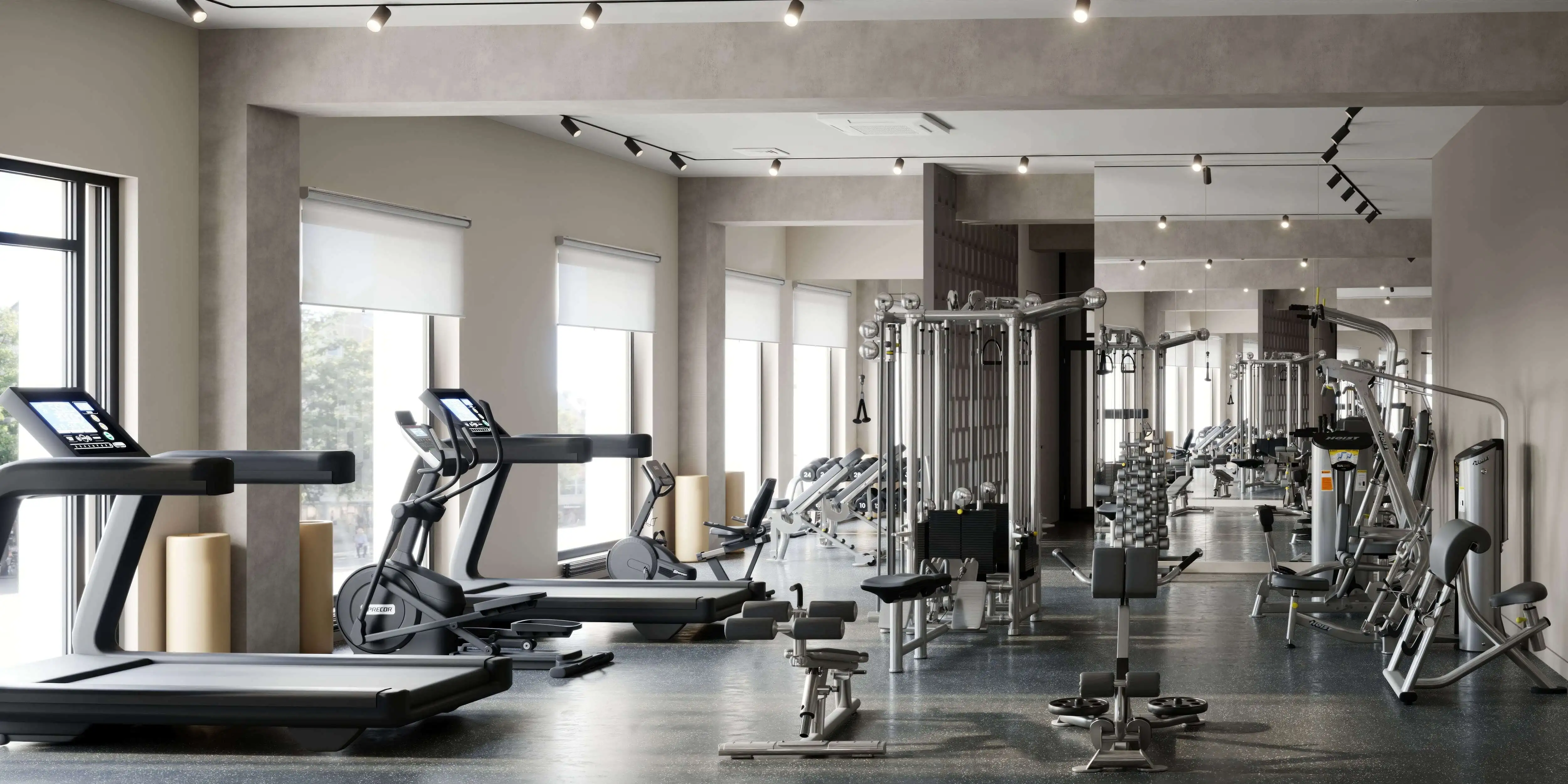 Современный спортзал клубного дома «Визионер» с профессиональным оборудованием для кардио и силовых тренировок, зонами для йоги и пилатеса